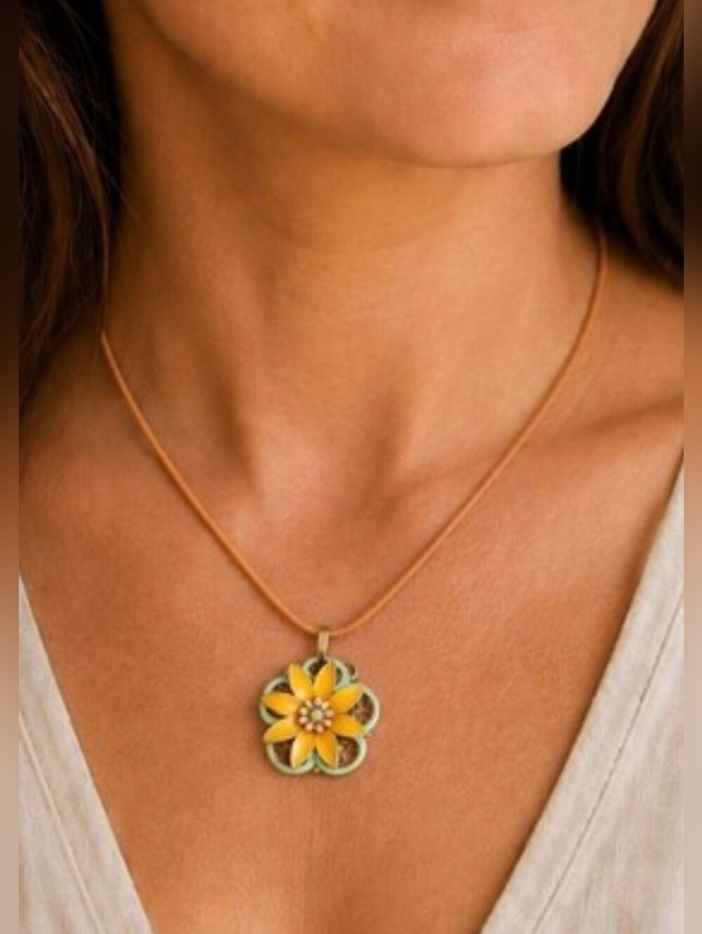 ๐ผ Metal Flower Pendant - Picture 2 of 8